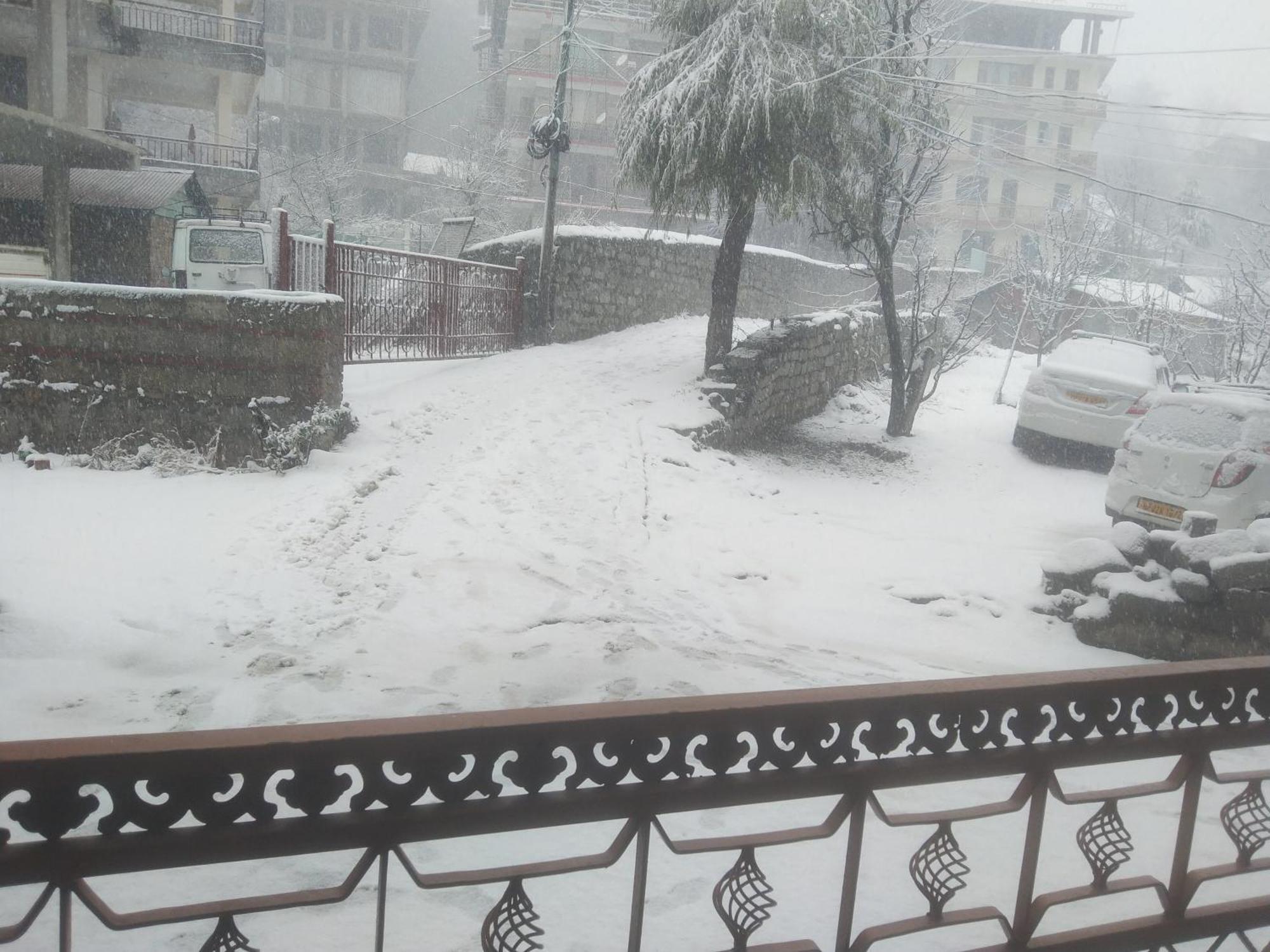 Hotel Hadimba Regency ! Free 4 Wheeler Parking ! Mountain View Rooms ! Near Mall Road Manali מראה חיצוני תמונה